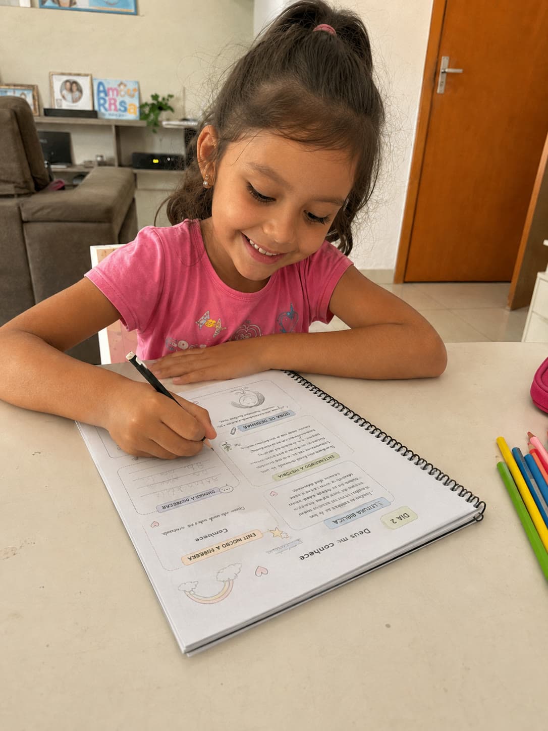 Criança fazendo a Jornada Devocional