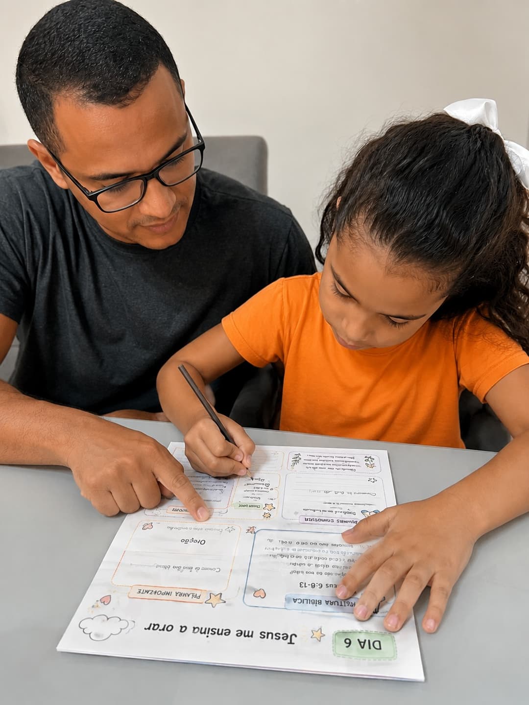Criança fazendo a Jornada Devocional